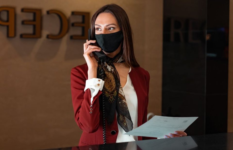 Receptionist che gestisce una telefonata al banco