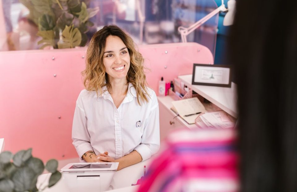 Receptionist e cliente durante l'accoglienza in salone