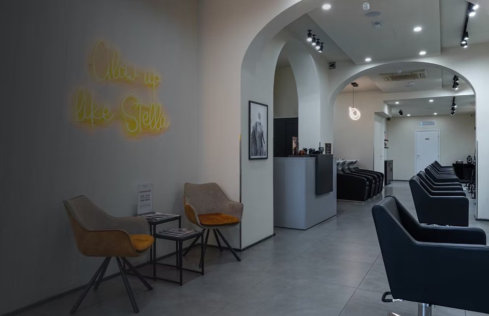 Area di un salone Stella momentaneamente senza clienti